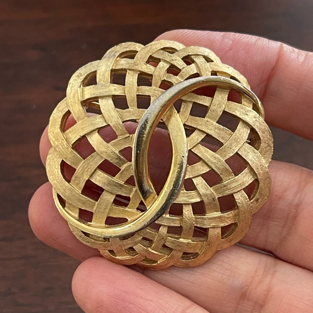 Trifari 1950s signed gold brooch